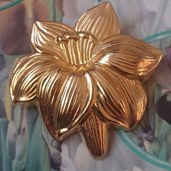 Jeri Lou Accessories - Vintage Jeri Lou Gold-Tone Lily Scarf Clip 💫